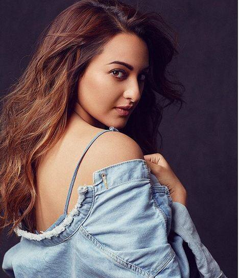 सोनाक्षी इस तस्वीर पर दो लाख से अधिक कमेंट आ चुके हैं. फैंस उन्हें वाउ, ब्यूटीफुल, फिटनेस, इंस्पीरेशन जैसे कमेंट भी कर रहे हैं. फोटोः इंस्टाग्राम