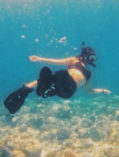 हालांकि इस लुक में सोनाक्षी ने कई तस्वीरें पोस्ट की थी लेकिन उनमें में पूल के अंदर अठखेलियां कर रही थीं. फोटोः इंस्टाग्राम 