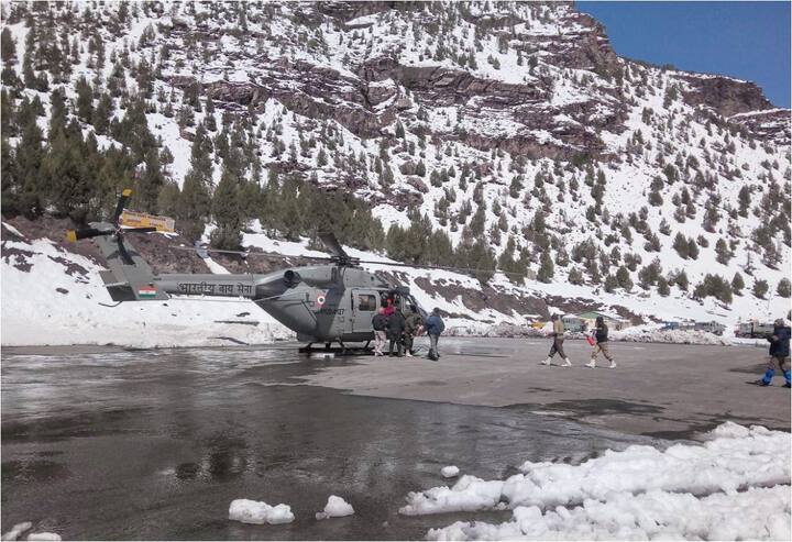 बता दें कि जैसे ही मौसम साफ हुआ, सरकार और भारतीय वायुसेना ने पिछले चार दिनों से फंसे पर्यटकों को हेलीकॉप्टर से एयरलिफ्ट करने के प्रयास तेज कर दिए. फोटो-पीटीआई