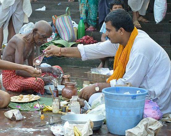 25 सितंबर से पितृपक्ष शुरू हो चुका है. पितृपक्ष 15 दिनों तक होता है. इन दिनों लोग अपने जीवन के कष्ट दूर करने के लिए पितरों के नाम का दान करते हैं और   गरीबों को खाना खिलाते हैं. आज गुरूजी पवन सिन्हा बताने जा रहे हैं पितृपक्ष के दौरान क्या करें, क्या नहीं. फोटोः गूगल फ्री इमेज  