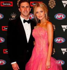 फुटबॉलर्स की प्रेमिकाओं ने ट्रांसपेरेंट गाउन पहन जब रेड कार्पेट पर ढाया कहर, देखें तस्वीरें