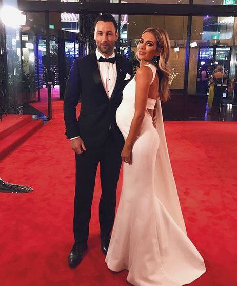 एएफएल स्टार जिमी बार्टेल की प्रेगनेंट वाइफ नाडिया इस दौरान सफेद रंग की बैकलेस ड्रेस में बेहद खूबसूरत लग रही थीं. फोटोः इंस्टाग्राम 