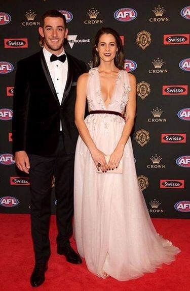  टेक्स वाकर की गर्लफ्रेंड मार्चेसा बेहद रोमांटिक लुक में नजर आईं. हल्‍की ब्रालेस गुलाबी ड्रेस उन पर बहुत जंच रही थी. फोटोः इंस्टाग्राम 