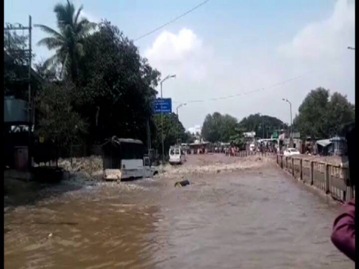  सिंहगढ़ रोड पर कैनल की कंक्रीट की दीवार पानी के तेज बहाव से अचानक टूट गई. नतीजन सड़कों पर पानी भर गया.