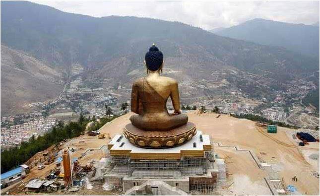 हरयाली की चादर ओढ़े पहाड़, गहरी घाटिया, नदियां गिरते हुए झरने अगर आपको भी आकर्षित करते हैं तो पहुंच जाइए भूटान. भूटान के नायाब नजारे देखकर आपको यहां बार-बार आने का मन करेगा. यहां घूमने लायक जगहों में मैमोरियल चोरटन, बौद्ध मंदिर 'सिमटोका जोंग' आदि फेमस है. फोटो- फ्री गूगल इमेज