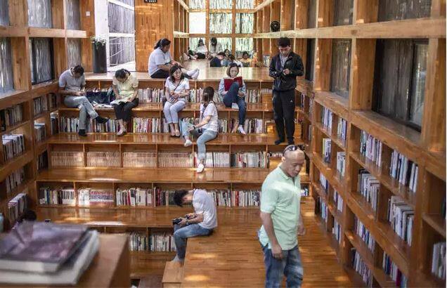 जबकि, कई लोग तो सिर्फ लाइब्रेरी की डिजाइन को देखने ही आते हैं. तस्वीर: एएफपी