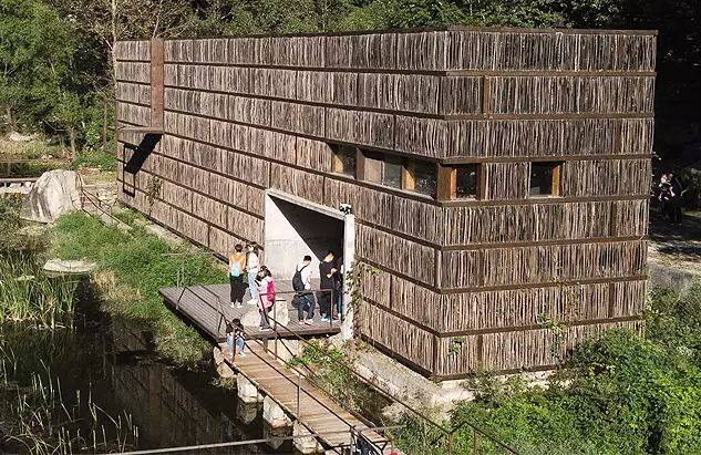 बीजिंग के बाहरी इलाके में चट्टानी पहाड़ियों से घिरी घाटियों के बीच में स्थित हैं. इसे वहां रह रहें लोगों अपनी पढ़ाई के लिए उपयोग करते हैं. इसमें वो सभी किताबें शामिल हैं जो इतिहास, भूगोल से और कई भी तरह के बारे में बनाती हैं. तस्वीर: एएफपी