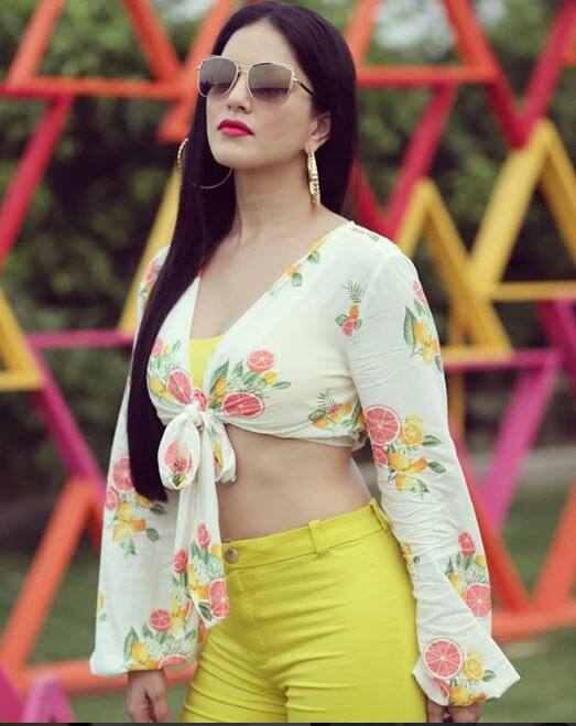 दुनियाभर में अभिनेत्रियां और अभिनेता मीटू कैंपेन के तहत अपने साथ हुए यौन शोषण के खिलाफ खुलकर बोल रहे हैं. इसी अभियान से जुड़कर बॉलीवुड की कई सिनेमा एक्ट्रेस सामने आईं और बेहद चौंकाने वाले खुलासे किए. अब इस कड़ी में एक्ट्रेस सनी लियोन ने खुलासा किया. आज सनी लियोन ने बताया कि उन्हें 18 साल की उम्र में यौन शोषण का सामना करना पड़ा था. तस्वीर: इंस्टाग्राम