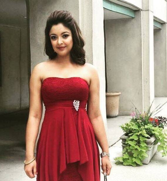 एक्ट्रेस ने बताया, ''नाना ने मेरा हाथ पकड़ा और मुझे अपनी ओर खींचा. साथ ही कोरियोग्राफर को कहा कि वो पीछे ही रहे और वो मुझे सिखाने लगा कि डांस कैसे करते हैं. यहां तक कि वो मेरे साथ फिल्म में एक इंटिमेट सीन सीक्वेंस भी फिल्माना चाहते थे. जबकि मेरे कॉन्ट्रेक्ट में ये साफ तौर पर लिखा था कि मेरा ये डांस सीक्वेंस सोलो यानी अकेले ही होगा.'' तस्वीर: इंस्टाग्राम