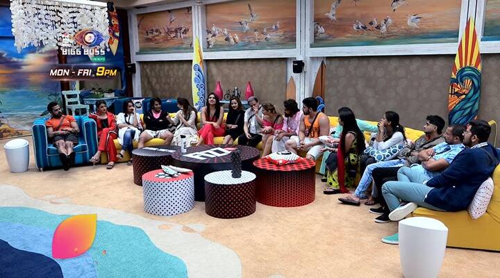 टीवी रिएलिटी शो 'बिग बॉस' सीजन 12 के 11वें दिन घर में 'मास्टरमाइंड' विकास गुप्ता की एंट्री हुई. बिग बॉस ने विकास गुप्ता को स्पेशल टास्क 'सच का आइना' के लिए घर में बुलाया था. विकास गुप्ता ने बिग बॉस के घर में आकर सभी कंटेस्टेंट्स की क्लास लेते हुए उन्हें सच का आइना दिखाया. तो वहीं बिग बॉस ने 12वें दिन का अंत होते होते नया ट्विस्ट लाकर घरवालों से कालकोठरी की सजा भुगतने वाले कंटेस्टेंट्स का नाम चुनने को कहा.