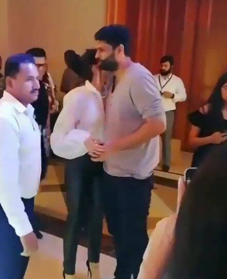 कल रात मुंबई में जीक्यू मैन ऑफ द ईयर अवार्ड्स 2018 का इवेंट था जिसमें कई सितारे शामिल हुए. इस अवॉर्ड में बॉलीवुड, फैशन, स्पोर्ट्स, सोसाइसी और बिजनेस के लिए कई अवॉर्ड दिए गए. अवॉर्ड फंक्शन के बाद सितारे मस्ती करते नजर आएं. देखिए सितारों की मस्ती भरी एक झलक. दीपिका पादुकोण इवेंट के बाद बाहर जाते हुए. फोटोः इंस्टाग्राम  