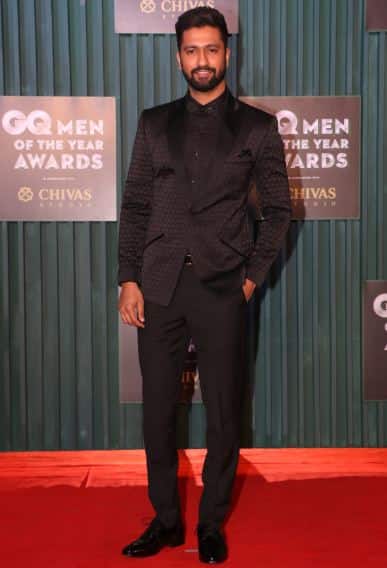 आउटस्टैंडिंग अचीवमेंट अवॉर्ड जीतने वाले एक्टर विक्की कौशल के स्टाइल के क्या कहने. कोट-पैंट भी उन्‍होंने काफी स्टाइलिश पहना हुआ था.  फोटोः मानव मंगलानी