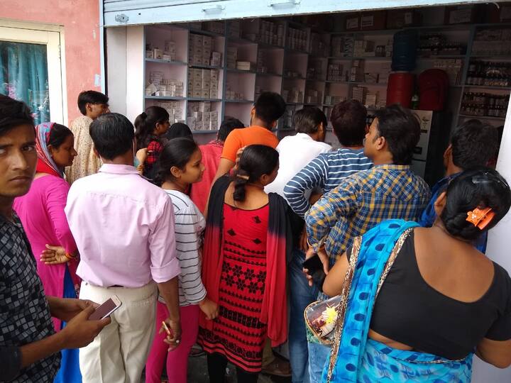 Chemist and Drugstrict Federation of UP called day long bandh against permission of online sales of medicines यूपी: मेडिकल स्टोर बंद होने से लोग परेशान, जरूरतमंद लगा रहे हैं अस्पताल के चक्कर