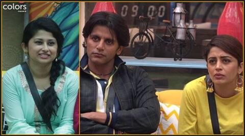 Bigg Boss 12 Day 12 Highlight: सबा का मज़ाक करना पड़ा भारी, गुस्से में दीपक ने खींचा स्कार्फ, घर को मिला नया कैप्टन Bigg Boss 12 Day 12 Highlight: सबा का मज़ाक करना पड़ा भारी, गुस्से में दीपक ने खींचा स्कार्फ, घर को मिला नया कैप्टन