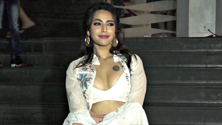 स्वरा भास्कर ने तनुश्री के साक्षात्कार को माइक्रो ब्लागिंग साइट पर साझा करते हुए लिखा - हमें तुम पर विश्वास है तनुश्री दत्ता.