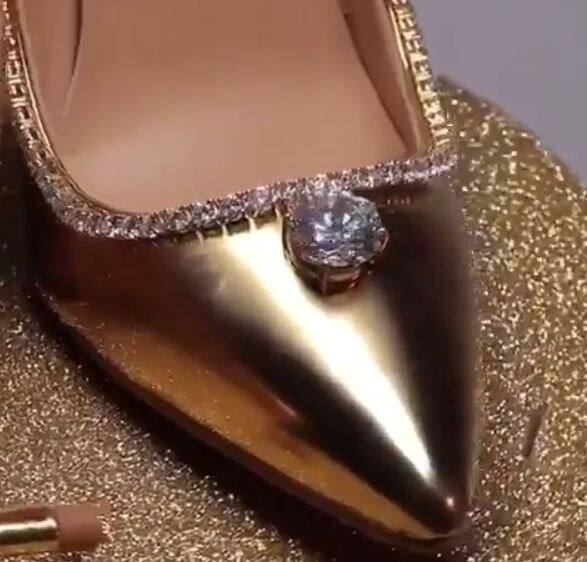 इसकी कीमत 123 करोड़ रूपए यानि 17 मिलियन यूएसडी है. ये सैंडल दुबई के द लैविश पैशन ज्वैलर्स ने डिजाइन की है. फोटोः इंस्टाग्राम 
