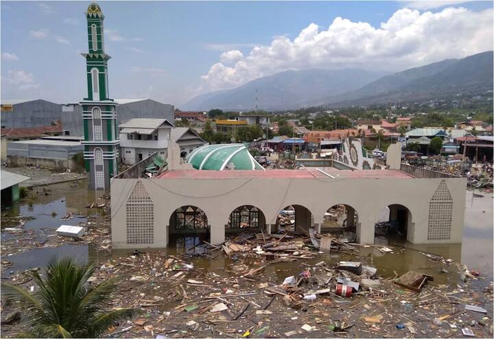 अस्पतालों में बड़ी संख्या में घायल लोग भर्ती हैं. कई लोगों का इलाज खुले आसमान के नीचे किया जा रहा है जबकि जीवित बचे दूसरे लोग मृतकों के शव बरामद करने में जुटे हुए हैं. फोटो-एपी