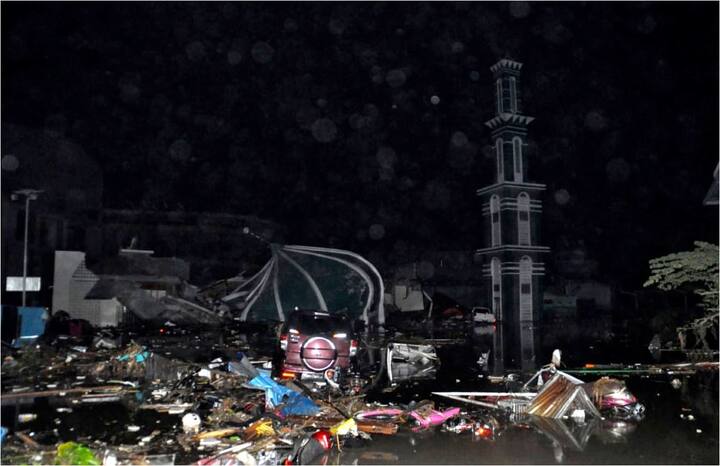 इस बीच इंडोनेशिया की आपदा एजेंसी ने शनिवार को कहा कि इंडोनेशिया के सुलावेसी द्वीप में जोरदार भूकंप और इससे पैदा हुई सुनामी की चपेट में आकर मरने वालों की संख्या करीब 400 हो गई है. फोटो-एपी