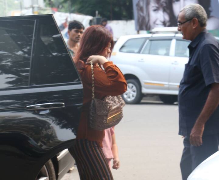 इस तस्वीर में ट्विंकल बेटी नितारा के साथ कार से उतरती हुई नज़र आ रही हैं. तस्वीर: मानव मंगलानी