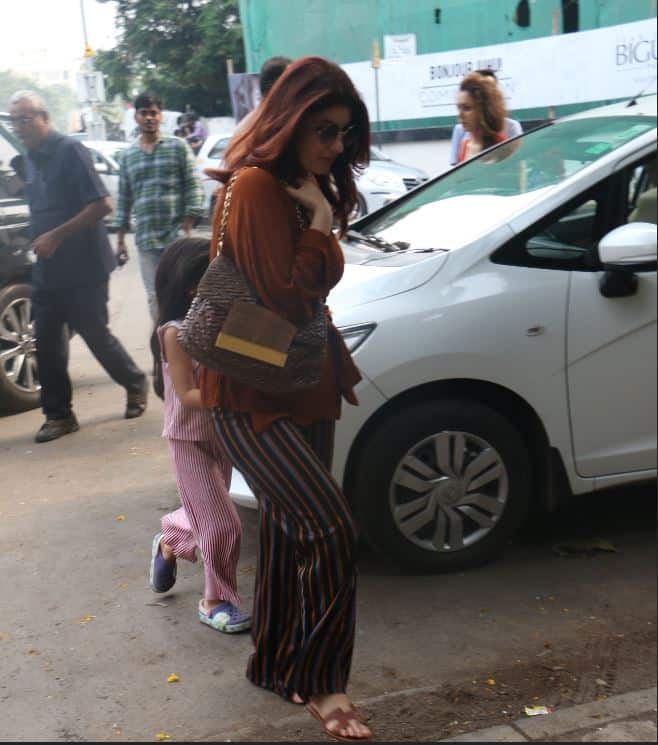 शनिवार को ट्विंकल खन्ना अपनी बेटी नितारा के साथ जुहू के क्रोमाके सैलून में देखी गईं. इस दौरान बेटी नितारा नाइट ड्रेस पहनी हुई थीं. तस्वीर: मानव मंगलानी