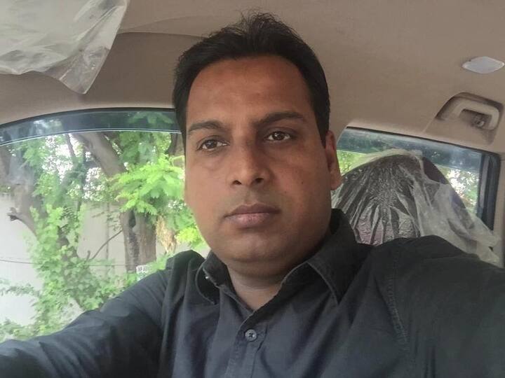 लखनऊ पुलिस ने दोपहर करीब साढ़े 12 बजे एक प्रेस कॉन्फ्रेंस की और कहा कि दोनों आरोपी पुलिसवालों पर हत्या का मामला दर्ज किया गया है और उन्हें जेल भेज दिया गया है. इस मामले में बेहद निष्पक्ष कार्रवाई की जा रही है और हर पहलू की जांच की जा रही है.