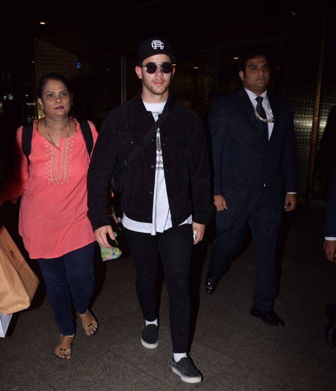 रोका सेरेमनी के लिए निक अपने माता पिता के साथ मुंबई पहुंचे थे हालांकि इस बार प्रियंका से मिलने के लिए वह अकेले ही आए हैं. (तस्वीर: मानव मंगलानी )