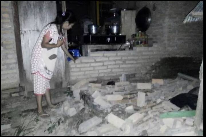 इसके साथ ही शुक्रवार को आई बाढ़ से पालू और डोंगला शहर में ये नहीं पता चल पा रहा है कि कितना नुकसान हुआ. तस्वीर: एपी  