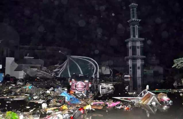 वहीं संचार और इलेक्ट्रिसिटी की सेवा अभी इन इलाकों में रोक दी गई है. तस्वीर: एपी