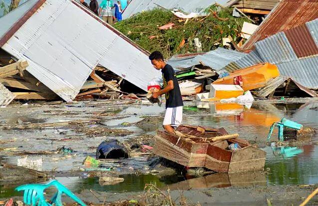इसमें अब इंडोनेशिया नेवी और कई मालवाहक विमानों को भी रेस्क्यू के लिए तैनात किया गया है. तस्वीर: एपी 