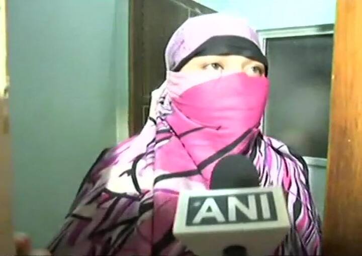 घटना के वक्त मौजूद चश्मदीद सना ने मीडिया से कहा, कार कहीं नहीं रुकी बल्कि वो अपनी रफ्तार से चल रही थी. हो सकता है शायद उनके साथ एक लड़की बैठी थी और वो एरिया गोमती नगर था. वो (पुलिसवाला) गलत साइड से हमारे पास आया और बेवजह हम पर चिल्लाने लगा जिसका कोई मतलब नहीं था. तस्वीर: एएनआई