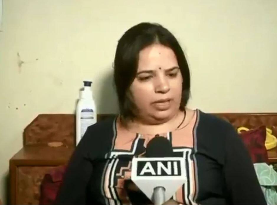 अरविंद केजरीवाल ने विवेक तिवारी की हत्या को धर्म से जोड़ा तो मृतक की पत्नी ने लगाई लताड़ Vivek Tiwari’s widow Kalpana snubs on Delhi Cm Kejariwal over his tweet about religion of deceased अरविंद केजरीवाल ने विवेक तिवारी की हत्या को धर्म से जोड़ा तो मृतक की पत्नी ने लगाई लताड़