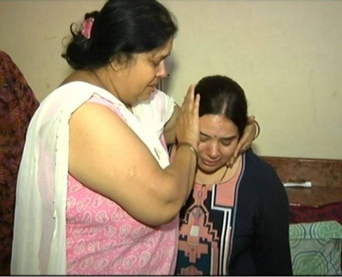 मृतक की पत्नी को जब सूचना मिली तो उन्हें बताया गया कि वे (विवेक तिवारी) एक लड़की के साथ कार में आपत्तिजनक हालत में थे. उन्होंने इसपर कहा कि पुलिस को ये किसने अधिकार दिया कि वो गाड़ी नहीं रोकने पर गोली चला दे? पत्नी ने सीएम योगी से जवाब मांगने हुए कड़ी कार्रवाई करने को कहा है. यदि वो आपत्तिजनक हालात में थे तो भी पुलिस गोली चलाने वाली कौन होती है? तस्वीर: एएनआई