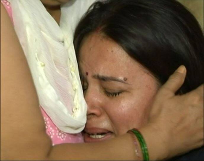 कल्पना ने रोते हुए ये भी बताया कि घटना से पहले विवेक ने फोन पर बताया था कि वे सना को छोड़ने के बाद घर पहुंचेंगे. पत्नी ने आगे कहा, इसके बाद गोमती नगर इलाके में पुलिस ने उन्हें रोकना चाहा, विवेक ने गाड़ी नहीं रोकी तो कांस्टेबल प्रशांत चौधरी ने उन पर गोली चलाई. इसके बाद विवेक की गाड़ी एक खंबे से टकरा गई. गंभीर हालत में विवेक को लोहिया अस्पताल ले जाया गया जहां उन्होंने दम तोड़ दिया. घर में उनकी पत्नी और दो बेटियां हैं. तस्वीर: एएनआई