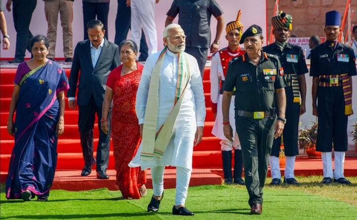 इसके बाद सैनिकों को संबोधित करते हुए रक्षा मंत्री निर्मला सीतारमण ने कहा, 28 से 30 सितंबर तक सैनिकों की बहादुरी मनाने के लिए है. तस्वीर: पीटीआई  