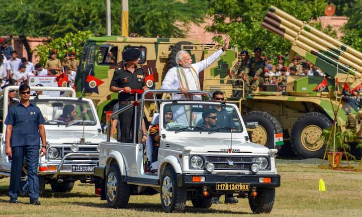  प्रधानमंत्री ने इस मौके पर कोणार्क वार में शहीद होने वाले जवानों को भी श्रद्धांजलि दी. तस्वीर: पीटीआई 