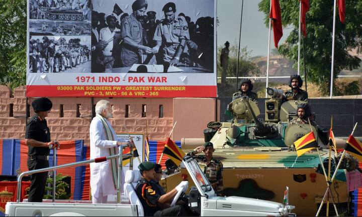 इसके साथ ही प्रदर्शनी का एक दौरा भी किया जिसमें भारतीय सेना की लड़ाकू क्षमताओं को भी जायजा लिया. तस्वीर: पीटीआई 