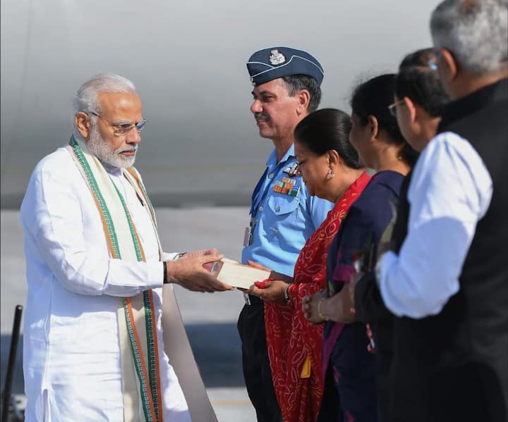  इससे पहले खुद सूबे की मुख्यमंत्री वसुंधरा राजे पीएम को रिसीव करने एयरपोर्ट पहुंची थीं. तस्वीर: पीटीआई 