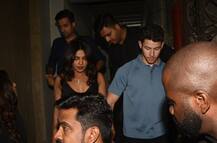 मंगेतर संग डिनर डेट पर स्पॉट हुईं प्रियंका चोपड़ा, भीड़ और पैपराजी से PC को बचाते दिखे निक जोनास