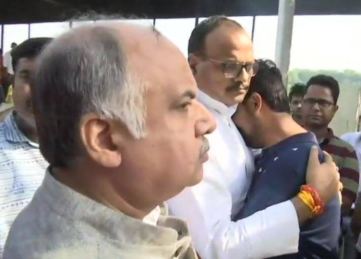 UP ministers Brajesh Pathak and Ashutosh Tandon meet family of VivekTiwari in Lucknow विवेक तिवारी हत्याकांड: परिवार से मिले योगी सरकार के कानून मंत्री ब्रजेश पाठक, दिया न्याय का आश्वासन