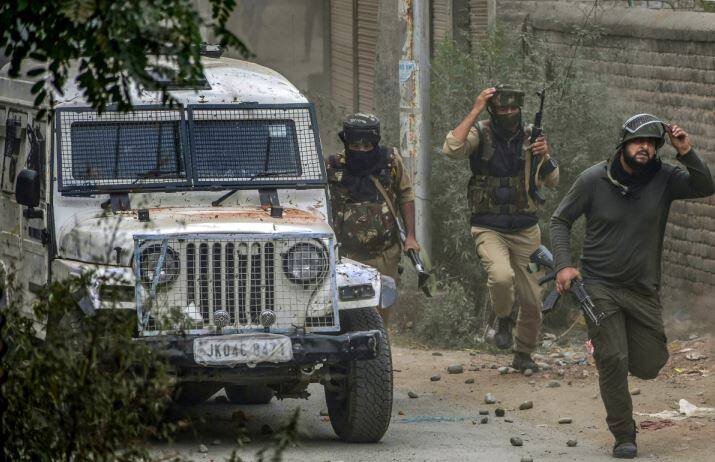 Terrorist attack at Shopian police station In Kashmir जम्मू-कश्मीर: शोपियां में थाने पर आतंकवादी हमला, एक पुलिसकर्मी शहीद