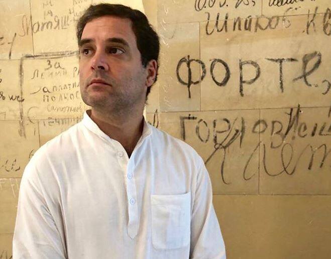 हालांकि, 2009 में करीना अपने इस बयान से पलट गईं और जब उनसे राहुल के बारे में पूछा गया तो उन्होंने कहा, ‘‘वो बहुत पुरानी बात है. मैंने ऐसा इसलिए कहा था क्योंकि हम दोनों के सरनेम मशहूर हैं. मैं किसी दिन उनकी मेजबानी करना चाहूंगी. उन्हें प्रधानमंत्री के तौर पर देखना चाहूंगी. लेकिन निश्चित तौर पर मैं उन्हें ‘डेट’ नहीं करना चाहती.’’