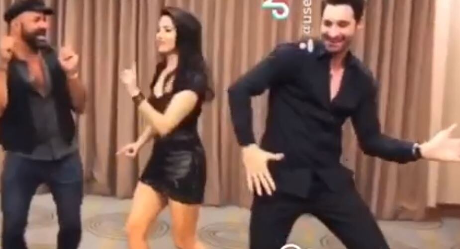 सनी लियोन पर चढ़ा पंजाबी फीवर, पति डेनियल के साथ 'बल्ले बल्ले' करते हुए  VIDEO हुआ वायरल , Sunny Leone Is Dancing On Balle Balle Song With Husband  Watch Video