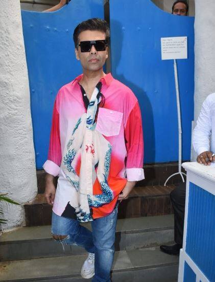 करण जौहर बेहद खास अंदाज़ में नेहा के बेबी शॉवर में पहुंचे. (तस्वीर: मानव मंगलानी)