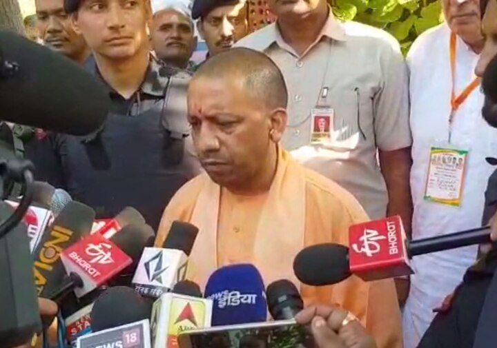 up cm yogi adityanath in saharanpur uttar pradesh सहारनपुर में बोले सीएम योगी- हम पीड़ित परिवार के साथ हैं, हर तरह के सहयोग के लिए तैयार हैं