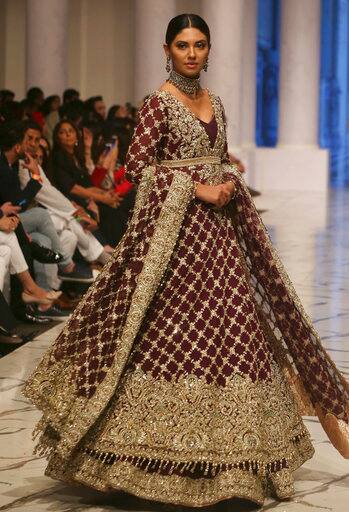 इस बार दुल्हन के लिबास के अलावा पार्टी में जाने के लिए पहने जाने वाले कपड़ों पर भी फोकस किया गया. फोटो एपी