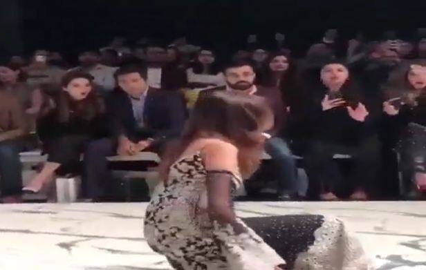 फैशन पाकिस्तान वीक के दौरान पाकिस्तान फैशन इंडस्ट्री की जानी-मॉडल मेहरिन सैयद रैंप पर वॉक के दौरान अचानक बैलेंस बिगड़ने से गिर गईं. फोटो एपी