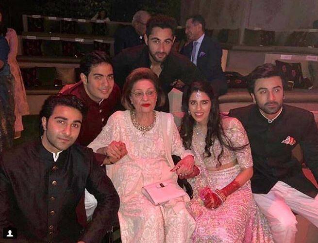 कृष्णा राज कपूर के निधन के बाद फिल्म इंडस्ट्री से जुड़ी हस्तियों समेत सभी उन्हें अपने शब्दों में उन्हें श्रद्धांजलि देते नजर आ रहे हैं. (Photo: therealarmaanjain)