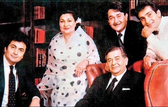 आगे की स्लाइड्स में देखिए कपूर फैमिली के साथ कृष्णा राज कपूर की कुछ बेहद खास तस्वीरें. (Photo: Instagarm)