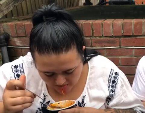  
जब मैंने डॉक्टर्स को स्पाइसी फूड और अपनी बीमारी के बारे में बताया तो वे हंसने लगे. तब मुझे अहसास हुआ कि नूडल्स खाने से मेरी ये हालत हुई है. हालांकि 

बाद में मुझे अपने किए पर खूब हंसी आई. फोटोः यूट्यूब  
