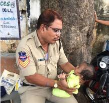 तेलंगाना में रोते बच्चे को चुप कराते पुलिस वाले की तस्वीर वायरल, लोगों ने कहा- जिंदा है इंसानियत